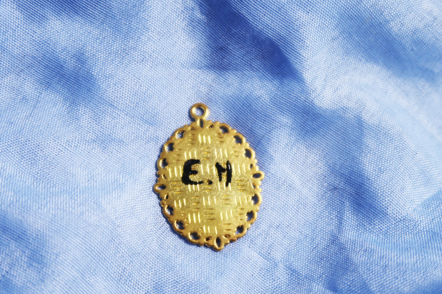 Pendentif illustration arbre aux stylos