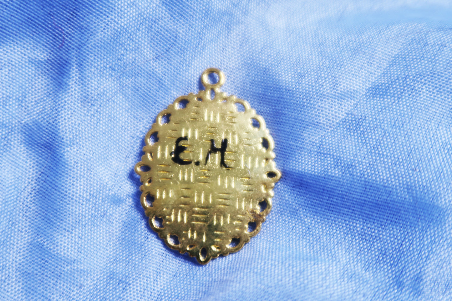 Pendentif "maison dans les bois" fait aux stylos