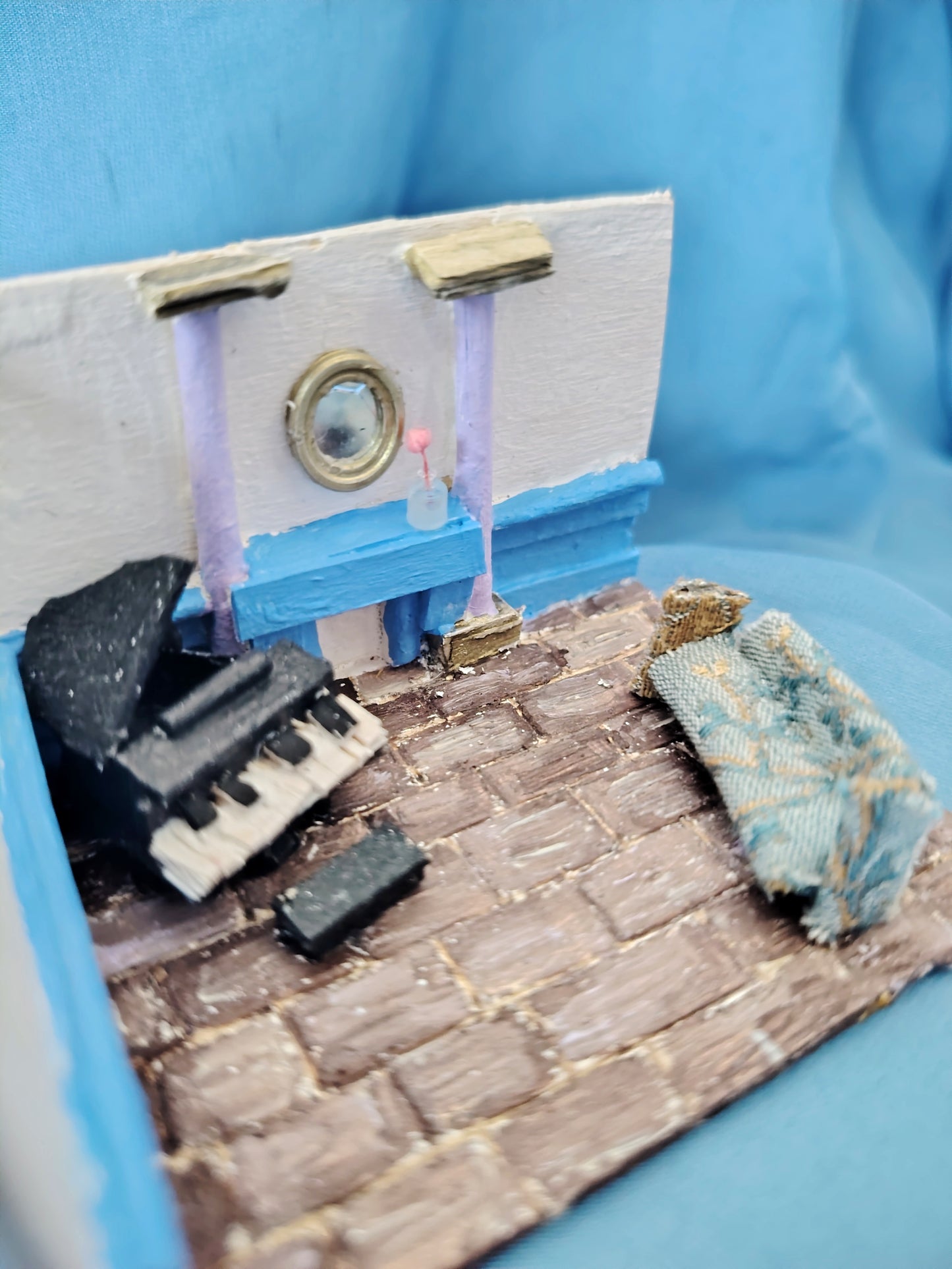 Salon avec piano miniature