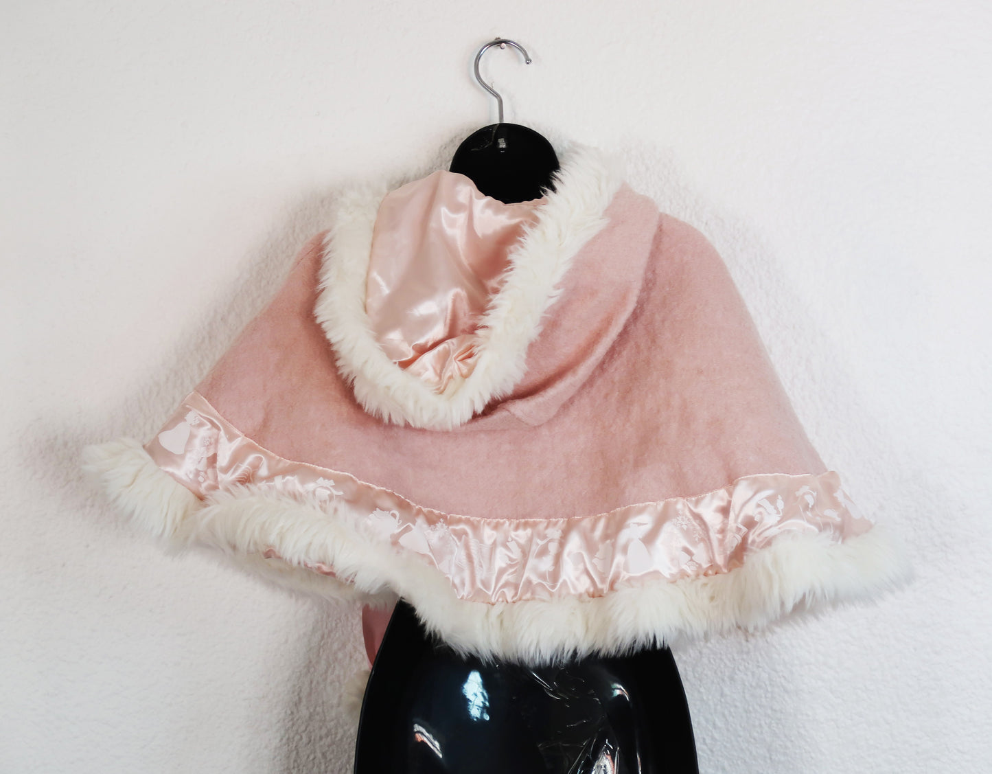 Cape fausse fourrure rose Disney de la marque japonaise Liz lisa