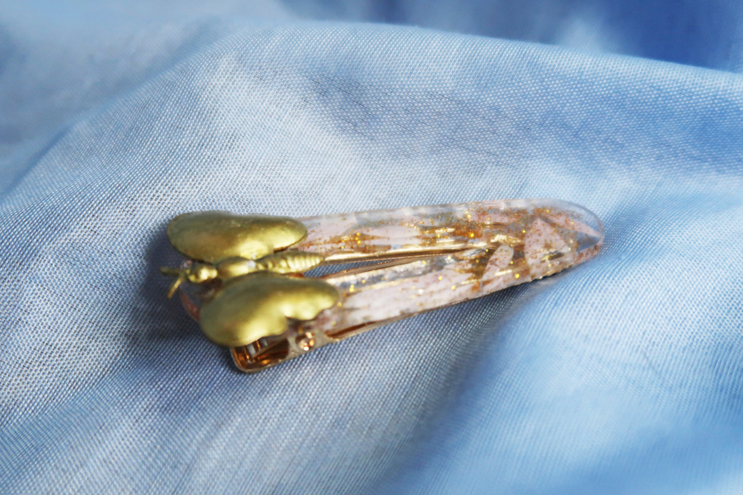 Barrette papillon en résine avec pétale de fleurs fait à la main