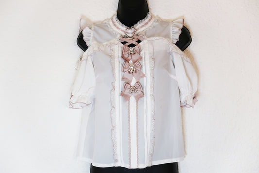 Blouse épaules dénudées avec bijoux de la marque japonaise Liz Lisa