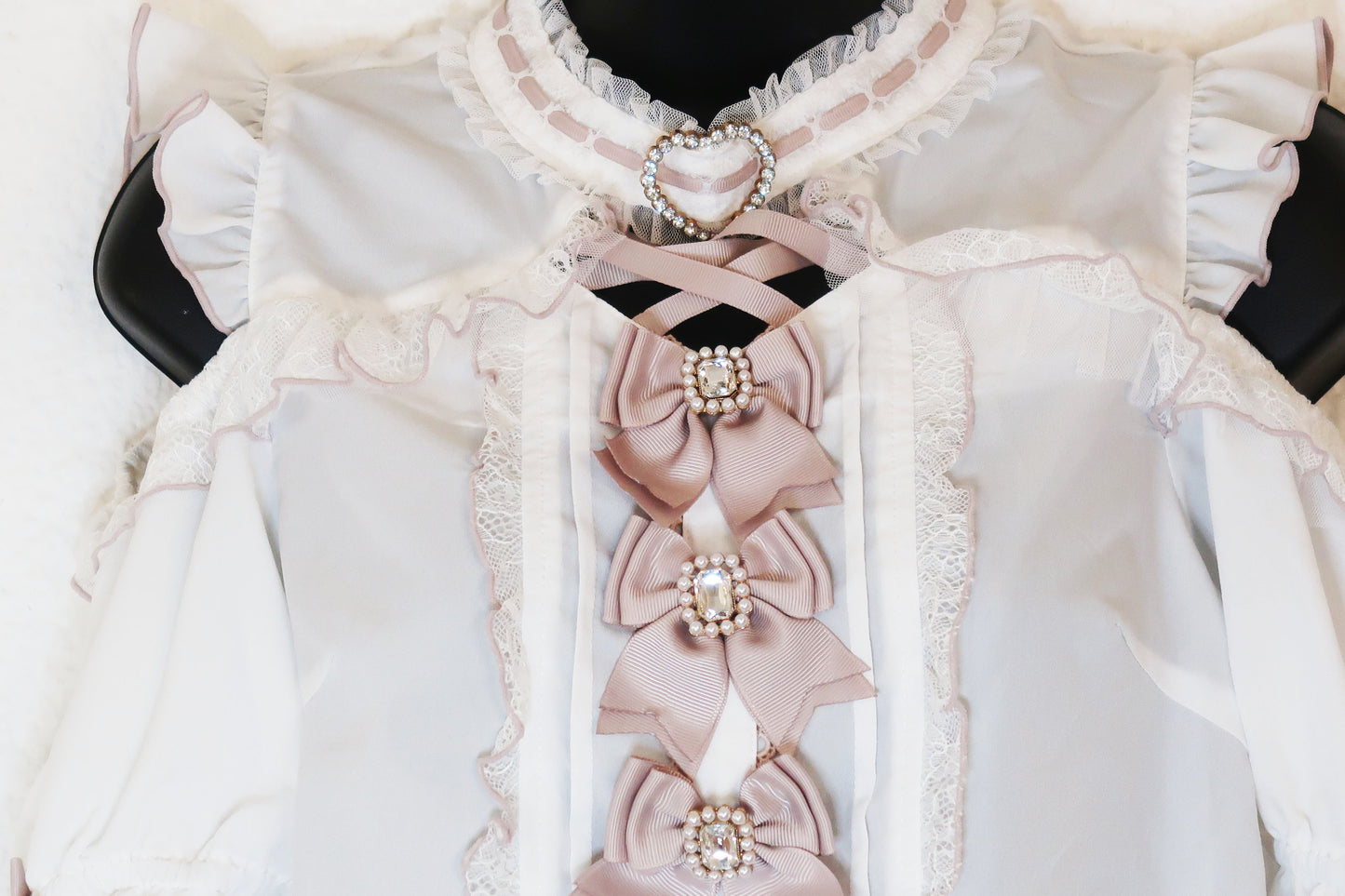 Blouse épaules dénudées avec bijoux de la marque japonaise Liz Lisa