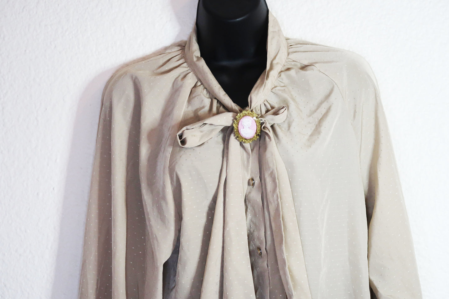 Blouse avec col nouable et broche provenant du Japon