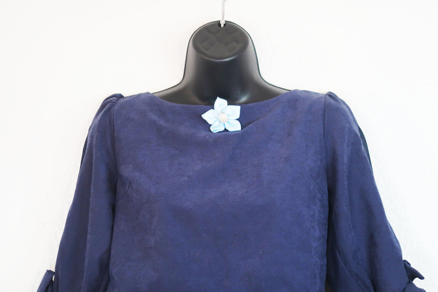 Robe imitation daim avec noeuds et fleur de la marque japonaise Titty&co