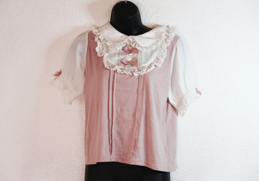 Blouse avec dentelles volants et bijoux coeurs de la marque japonaise Liz Lisa