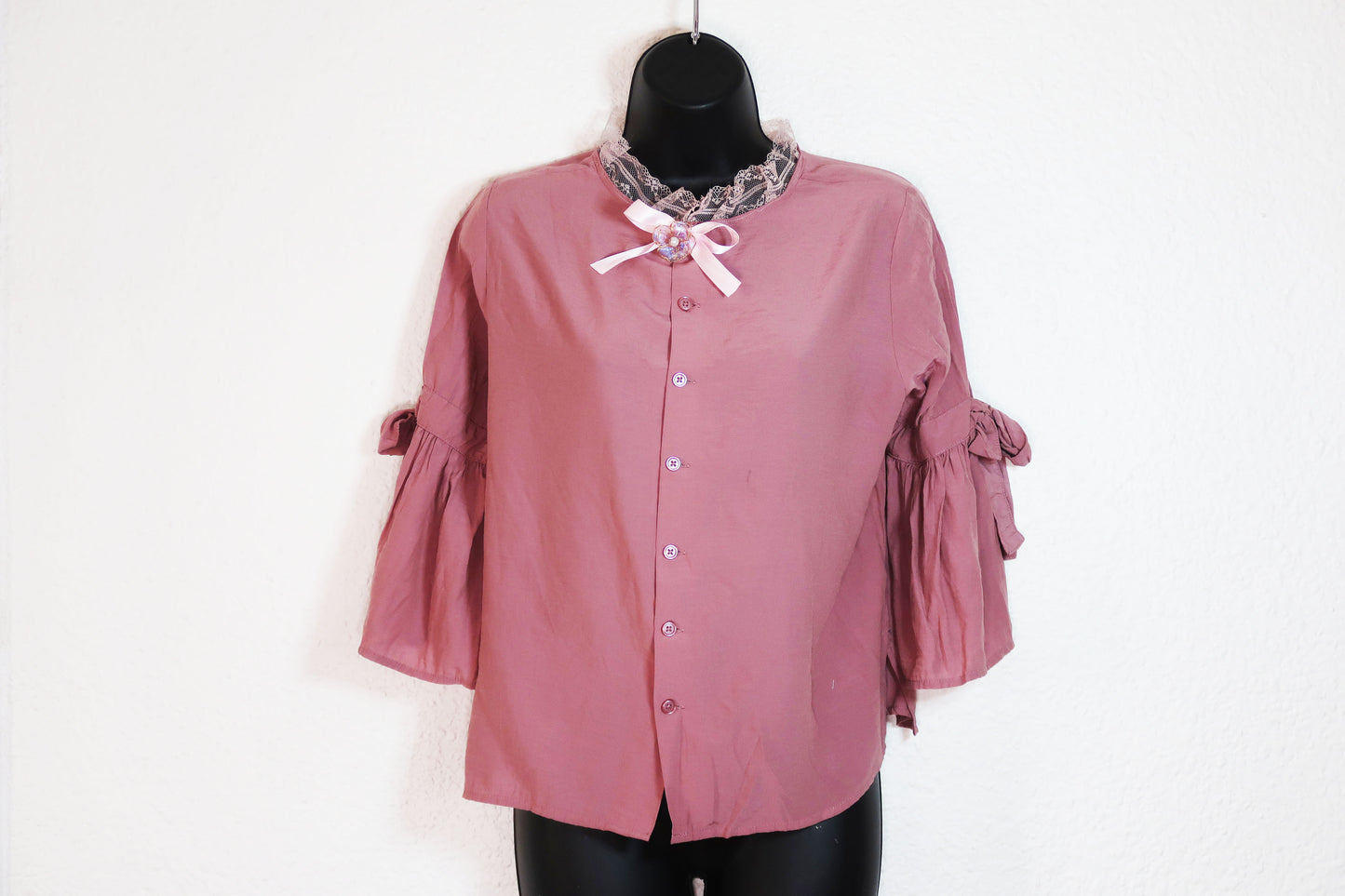 Blouse avec dentelle et broche avec fleur provenant du Japon