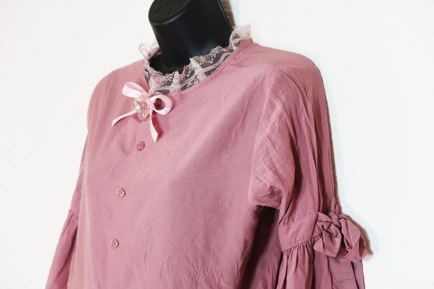 Blouse avec dentelle et broche avec fleur provenant du Japon