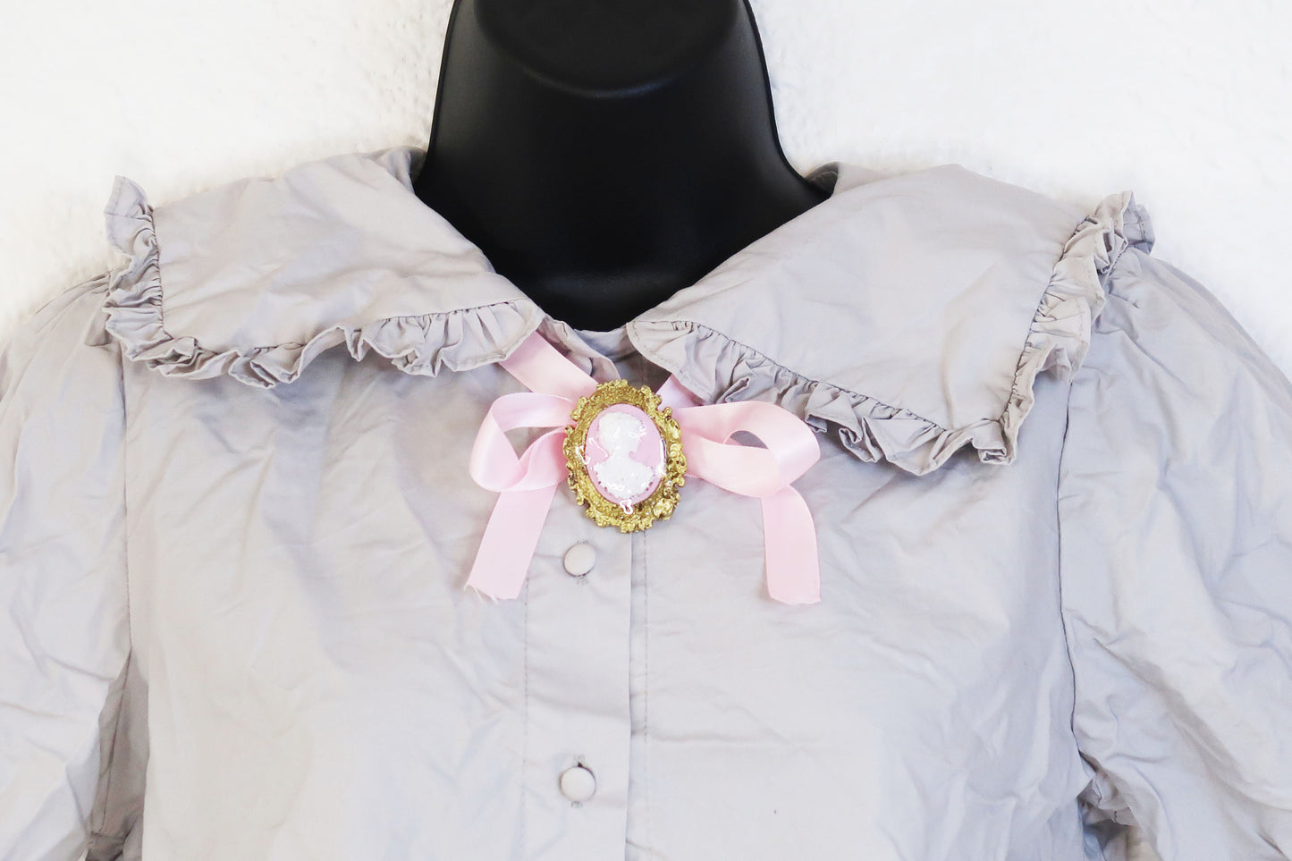 Blouse avec broche camée amovible provenant du Japon