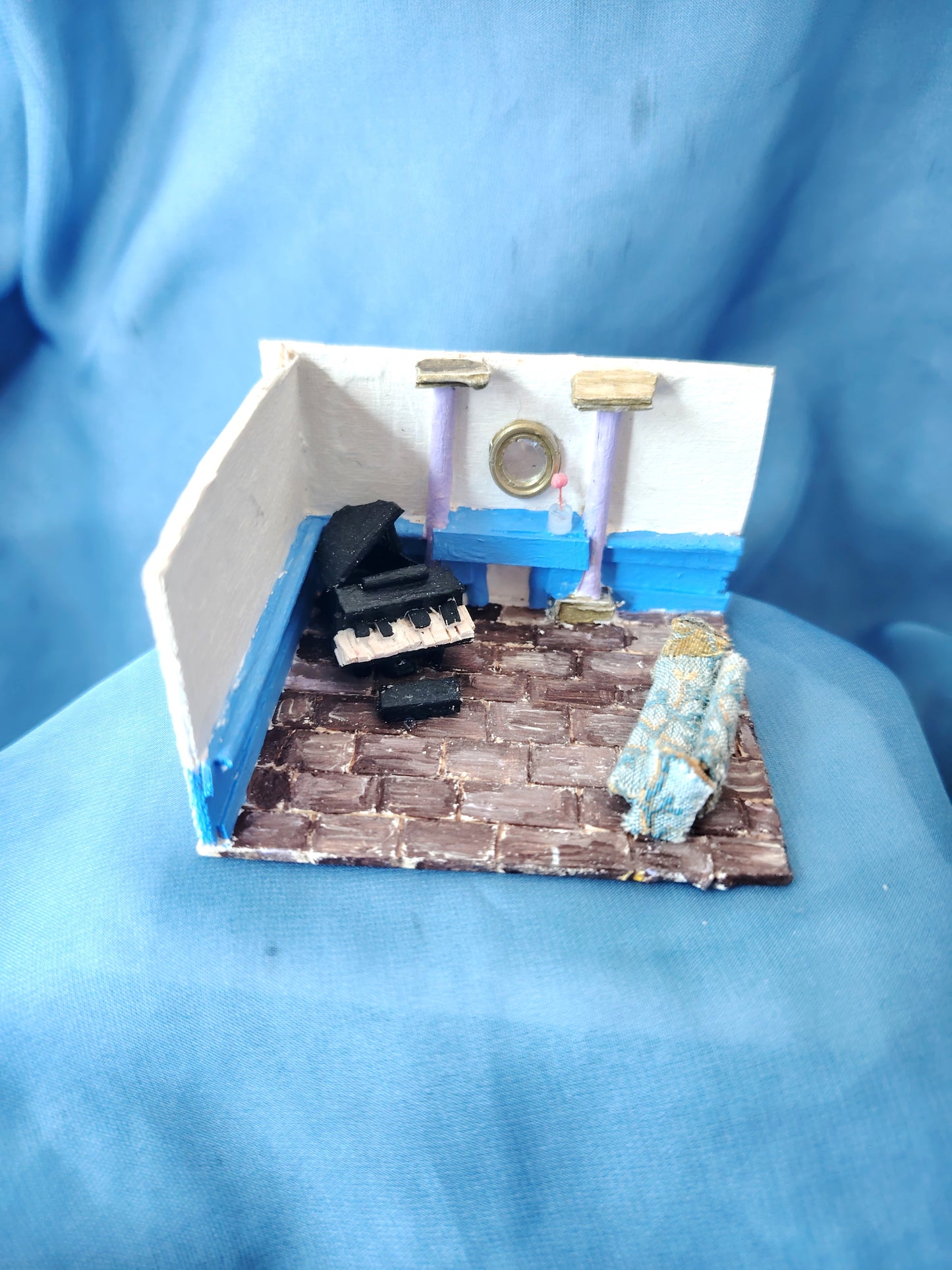 Salon avec piano miniature