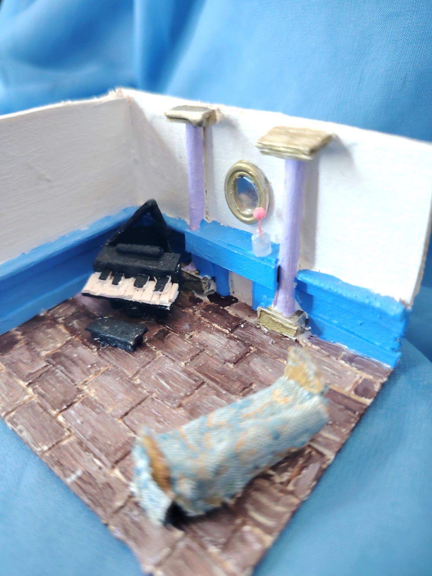 Salon avec piano miniature